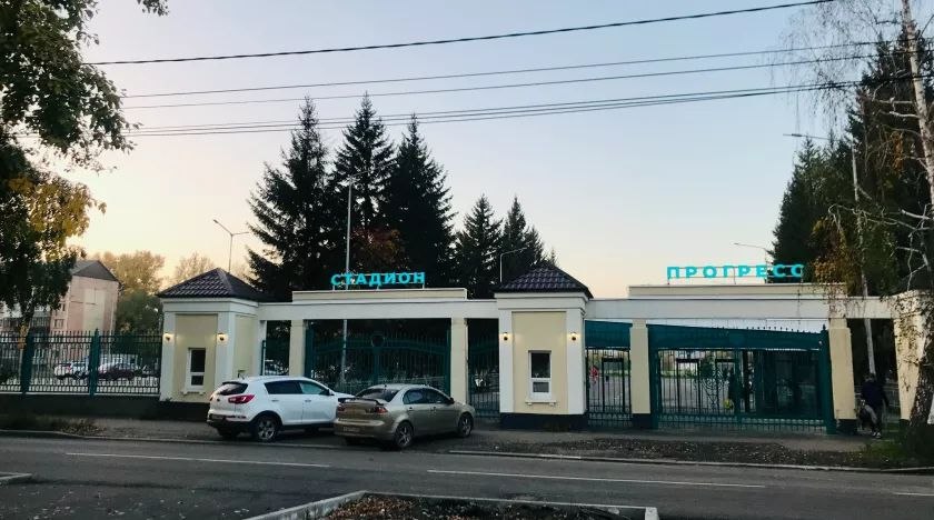 Здание, расположенное на территории спортивного клуба "Прогресс", разваливается по кирпичикам