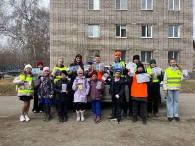 «Фликеры, памятки и важные правила» или как прошла профилактическая акция «Безопасный двор» в Барнауле