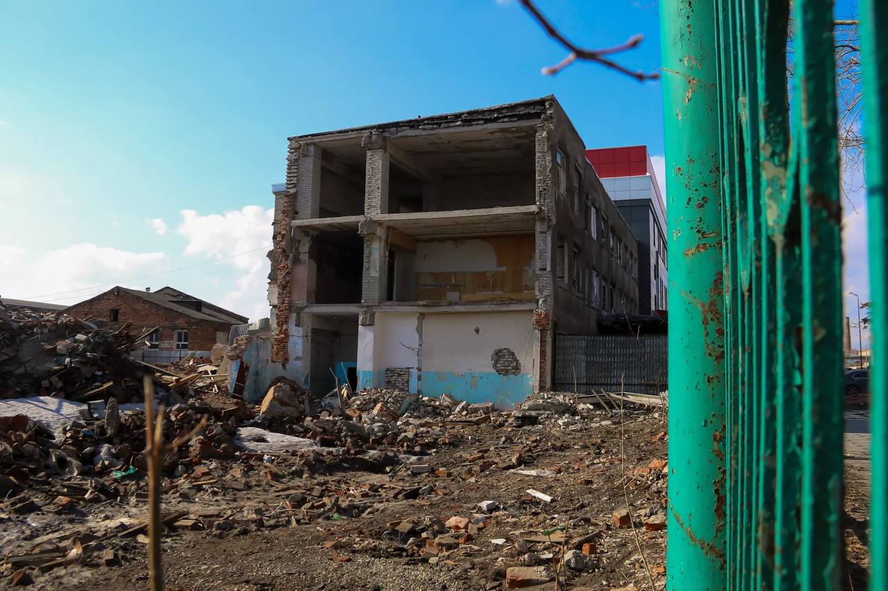 Почти 10 лет назад на проспекте Калинина вспыхнул мощный пожар, который уничтожил корпус Барнаульского радиозавода Почти 10 лет назад на проспекте Калинина вспыхнул мощный пожар, который уничтожил корпус Барнаульского радиозавода