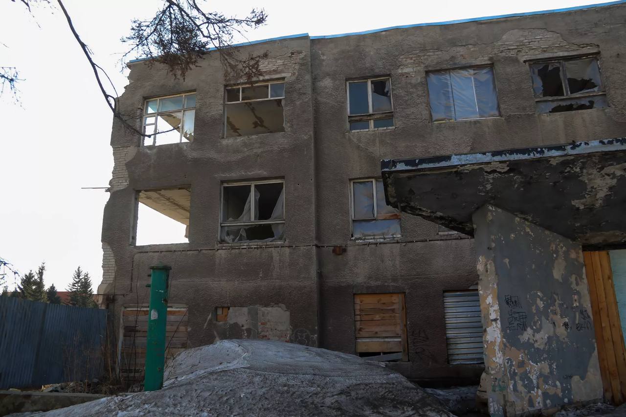 Почти 10 лет назад на проспекте Калинина вспыхнул мощный пожар, который уничтожил корпус Барнаульского радиозавода Почти 10 лет назад на проспекте Калинина вспыхнул мощный пожар, который уничтожил корпус Барнаульского радиозавода