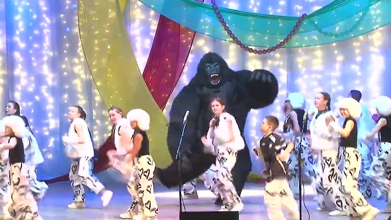 Тысячи участников, десятки номеров и настоящий сюрприз в финале! В Бийске прошёл гала-концерт детского музыкально-художественного творчества «Сюрприз»