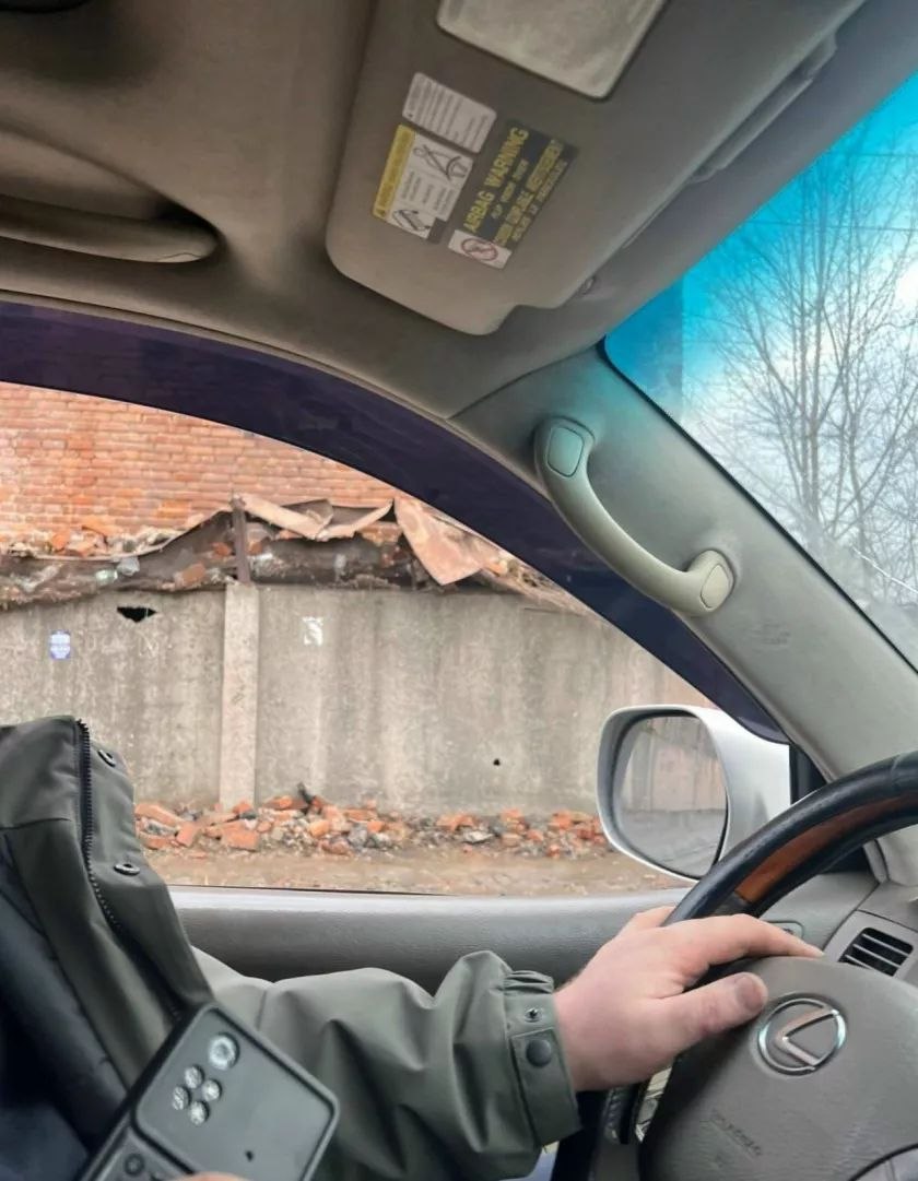 Здание, расположенное на территории спортивного клуба "Прогресс", разваливается по кирпичикам Здание, расположенное на территории спортивного клуба "Прогресс", разваливается по кирпичикам