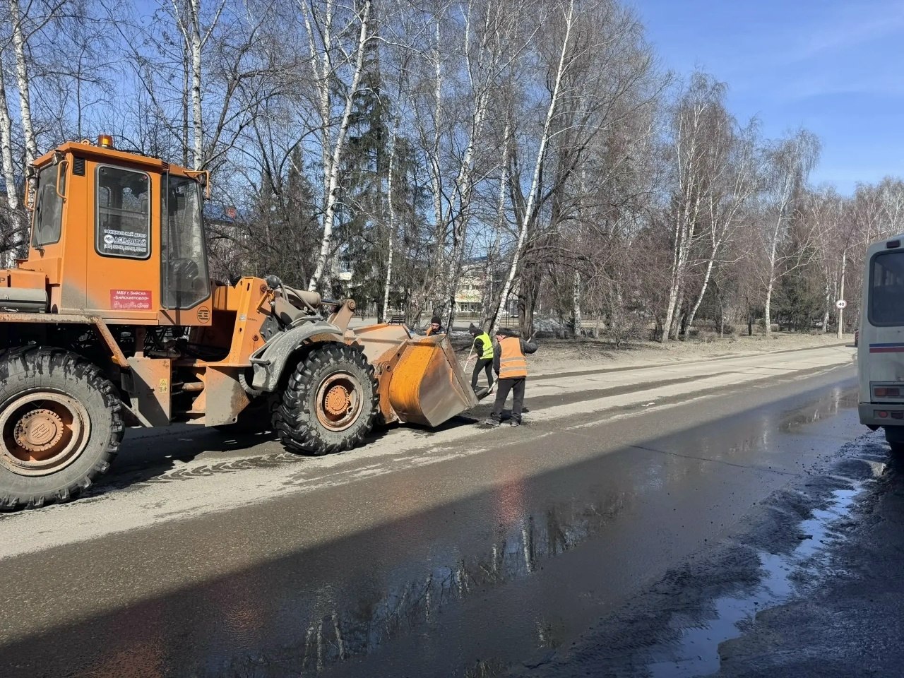 В Бийске коммунальные службы начали сезонную подготовку улиц к тёплому периоду В Бийске коммунальные службы начали сезонную подготовку улиц к тёплому периоду