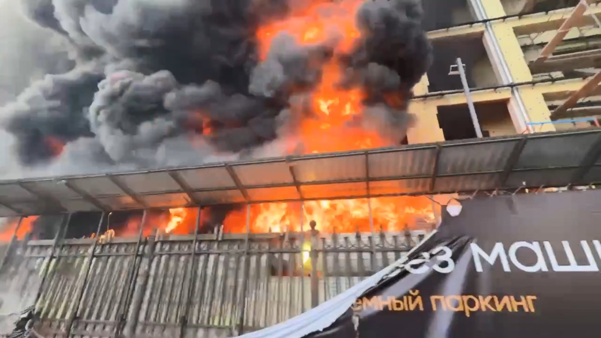 Строящийся дом загорелся на улице Сизова в Барнаула Строящийся дом загорелся на улице Сизова в Барнаула