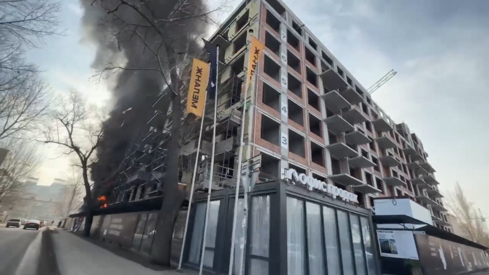 Строящийся дом загорелся на улице Сизова в Барнаула