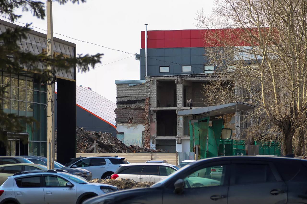 Почти 10 лет назад на проспекте Калинина вспыхнул мощный пожар, который уничтожил корпус Барнаульского радиозавода Почти 10 лет назад на проспекте Калинина вспыхнул мощный пожар, который уничтожил корпус Барнаульского радиозавода