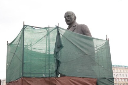 В центре Барнаула продолжается ремонт постамента памятника Ленину