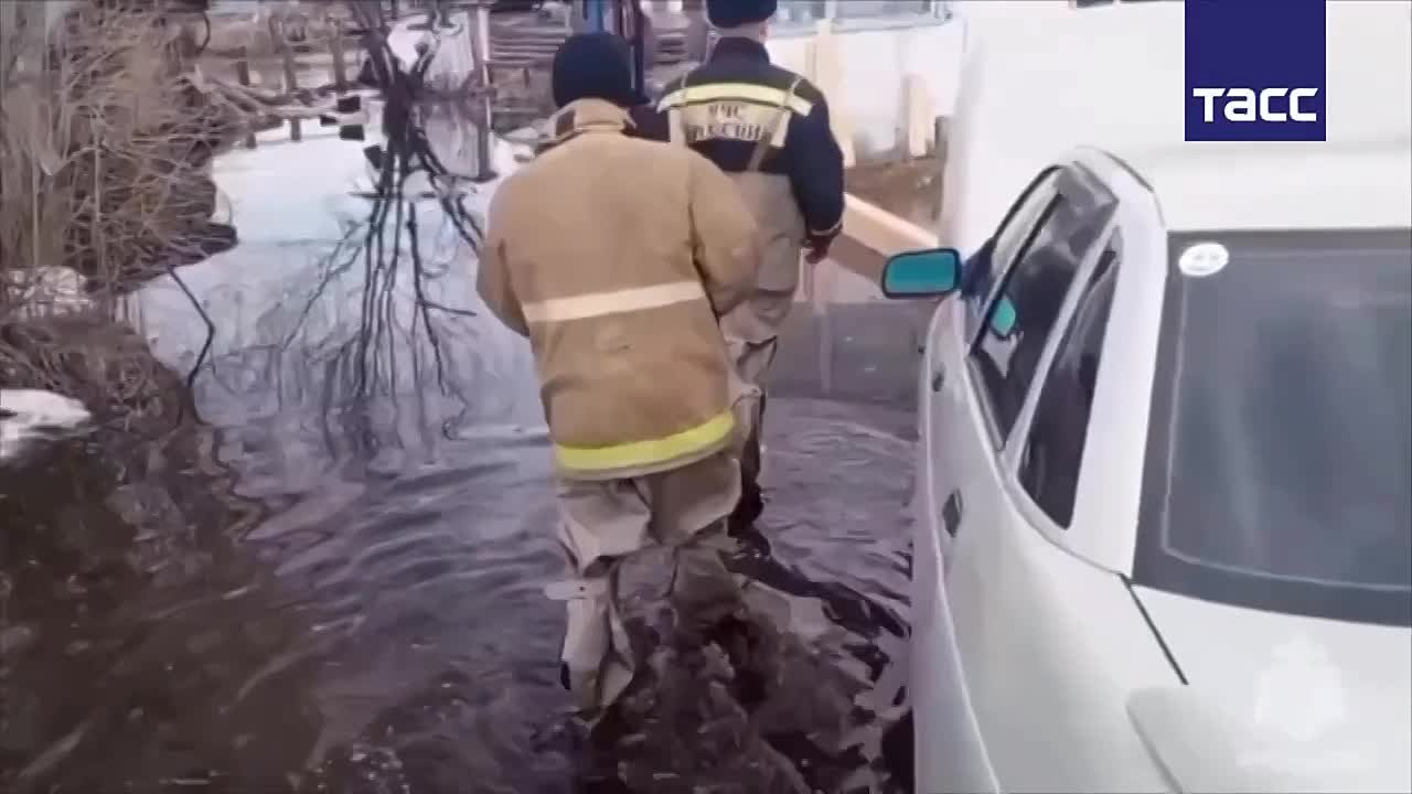 В Алтайском крае за несколько часов число подтопленных приусадебных участков выросло со 157 до 212, частных домов — с 9 до 11. Об этом сообщили в ГУ МЧС по региону