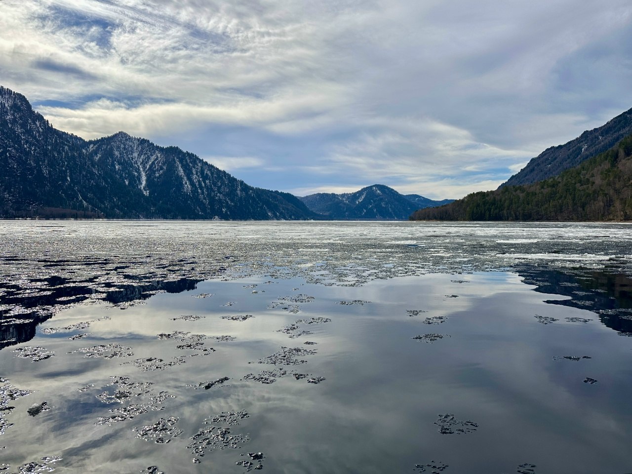 Телецкое озеро стремительно освобождается ото льда