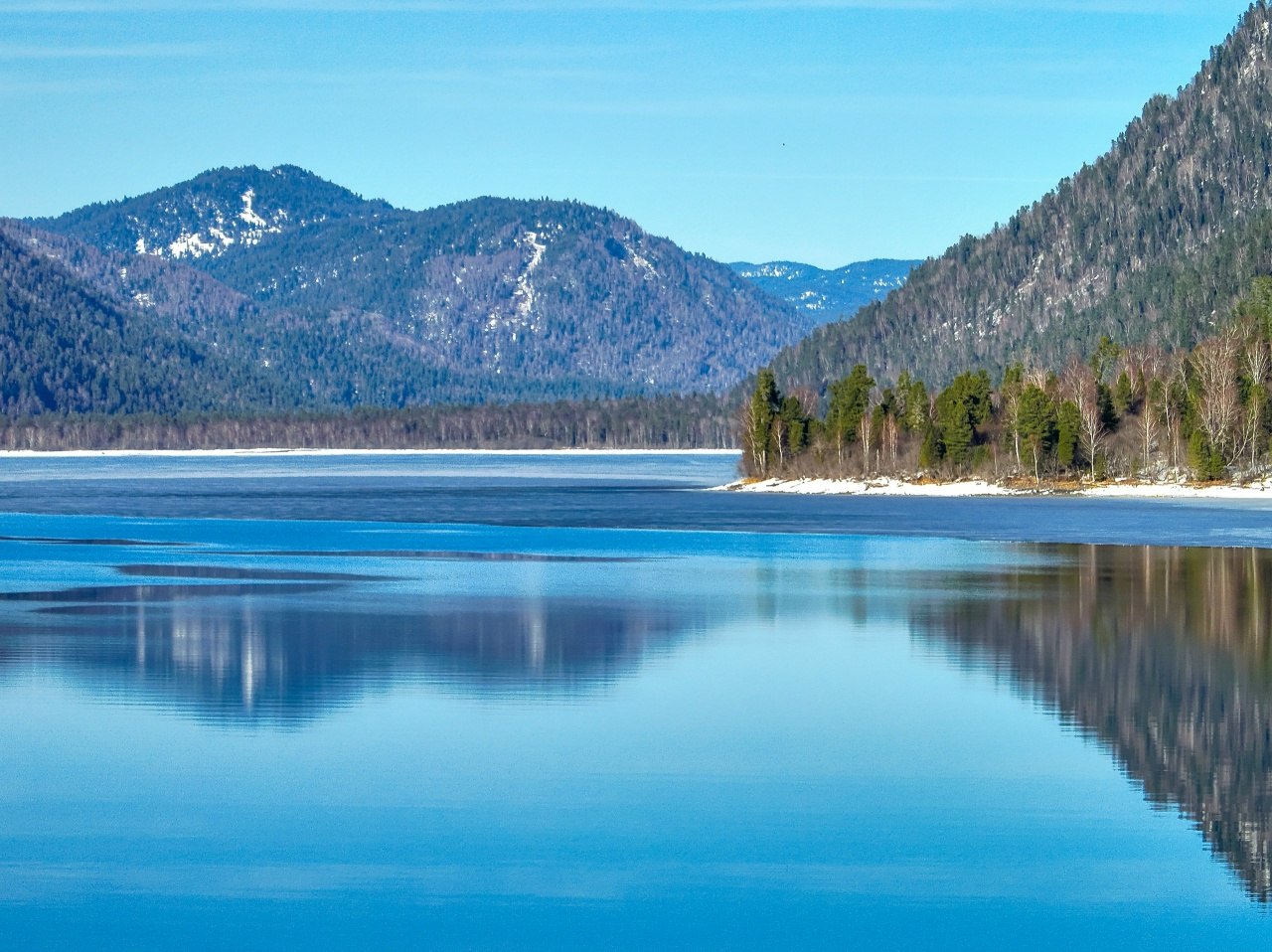 Телецкое озеро стремительно освобождается ото льда Телецкое озеро стремительно освобождается ото льда