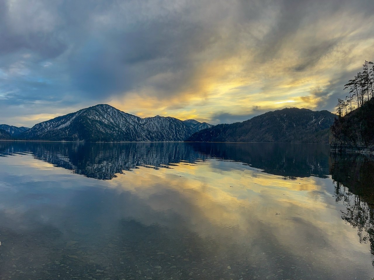 Телецкое озеро стремительно освобождается ото льда Телецкое озеро стремительно освобождается ото льда