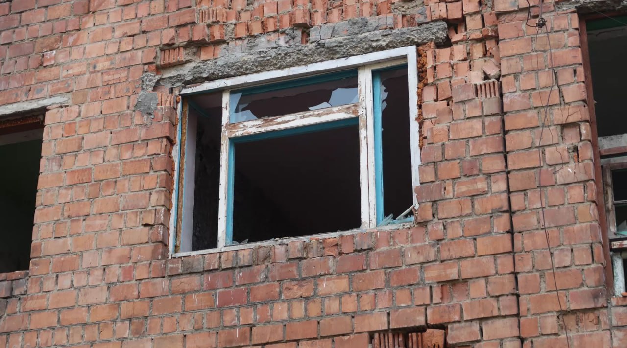 Бийчане недовольны заброшенным домом, расположенным в районе Детского Мира