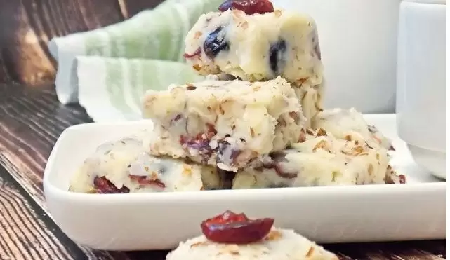 Лёгкие домашние конфеты из белого шоколада и клюквы превращают вечер в спокойный ритуал