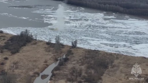 Взорвали лёд и помогли спасти женщину в Алтайском крае с помощью авиации