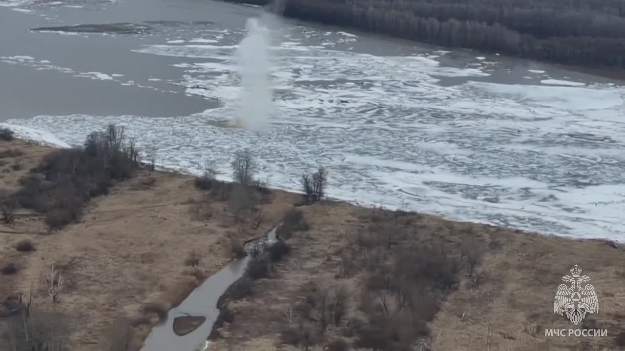 Взорвали лёд и помогли спасти женщину в Алтайском крае с помощью авиации