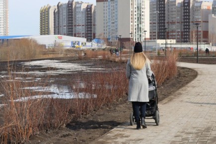 Гаражи, дорожки и елки. Как выглядит территория за ТЦ "Европа" в Барнауле после зимы