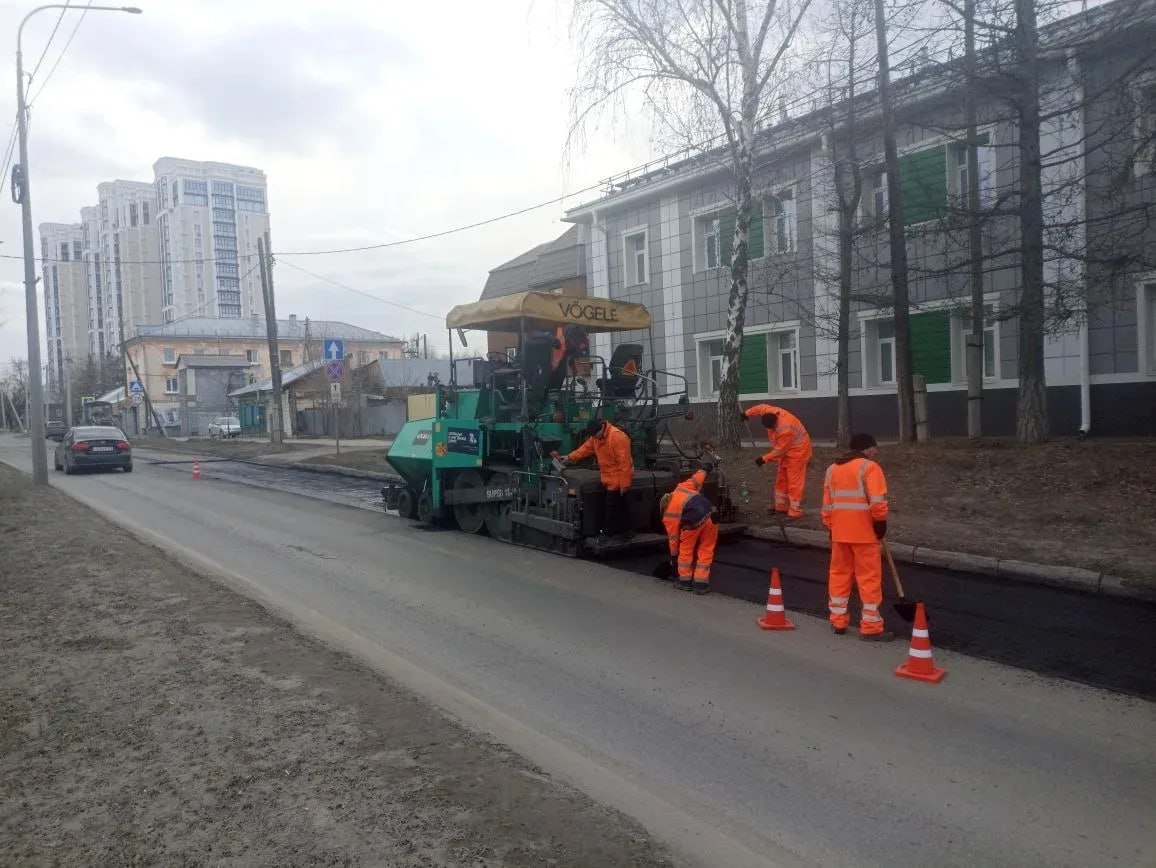 В Барнауле приступили к ремонту дорог с использованием горячего асфальта