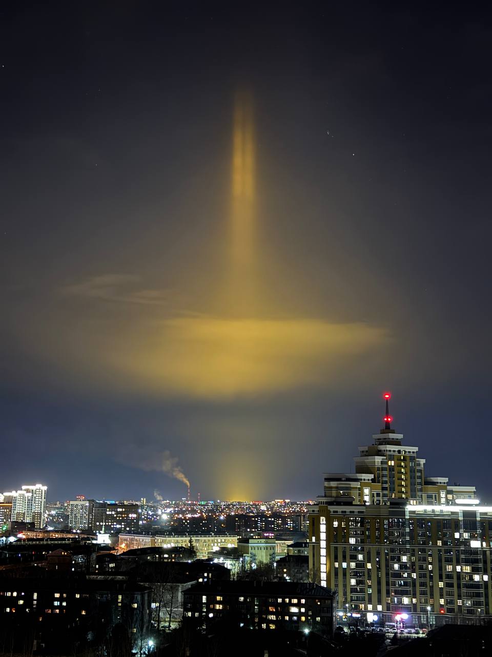 Вот такое необычное свечение сегодня в небе от теплиц
