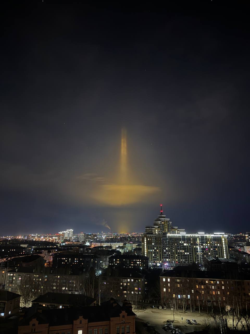 Вот такое необычное свечение сегодня в небе от теплиц Вот такое необычное свечение сегодня в небе от теплиц
