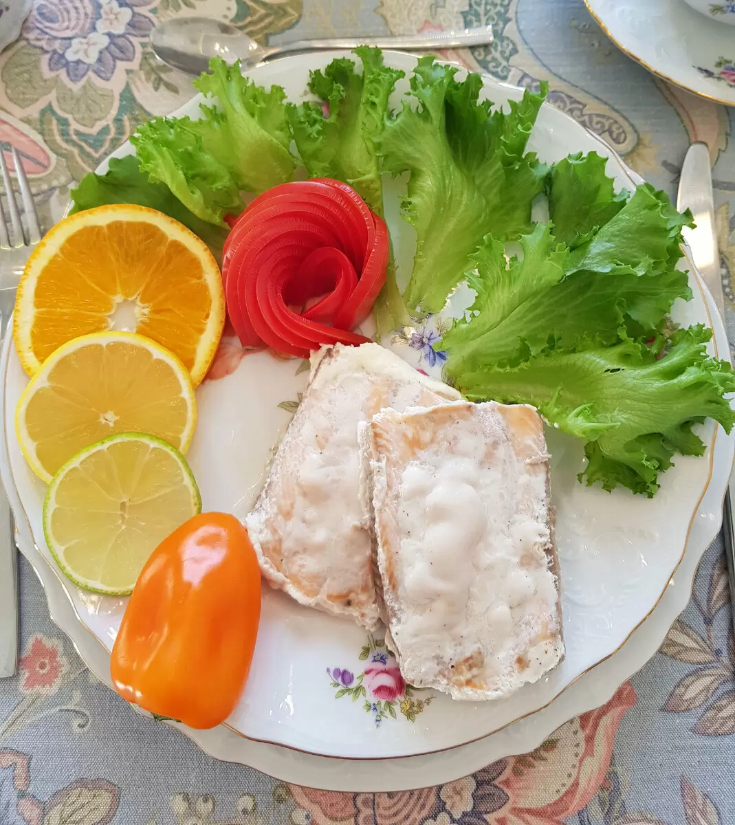 Сочный ужин за 30 минут: запечённая горбуша с яркими фруктами