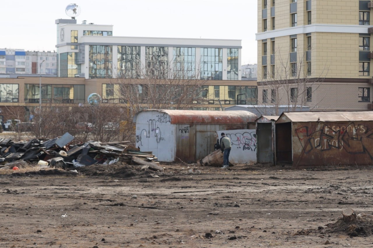 Гаражи, дорожки и елки. Как выглядит территория за ТЦ "Европа" в Барнауле после зимы Гаражи, дорожки и елки. Как выглядит территория за ТЦ "Европа" в Барнауле после зимы