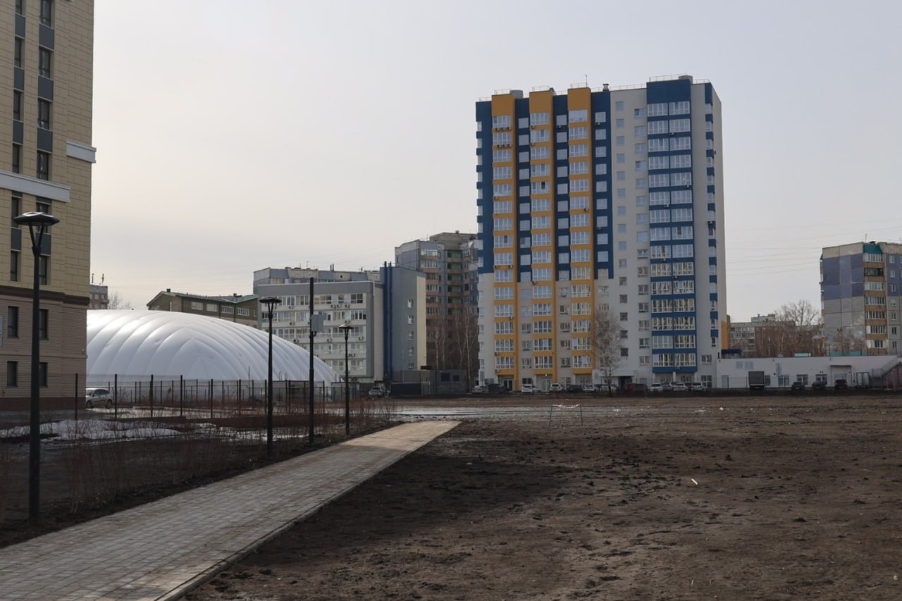 Гаражи, дорожки и елки. Как выглядит территория за ТЦ "Европа" в Барнауле после зимы Гаражи, дорожки и елки. Как выглядит территория за ТЦ "Европа" в Барнауле после зимы