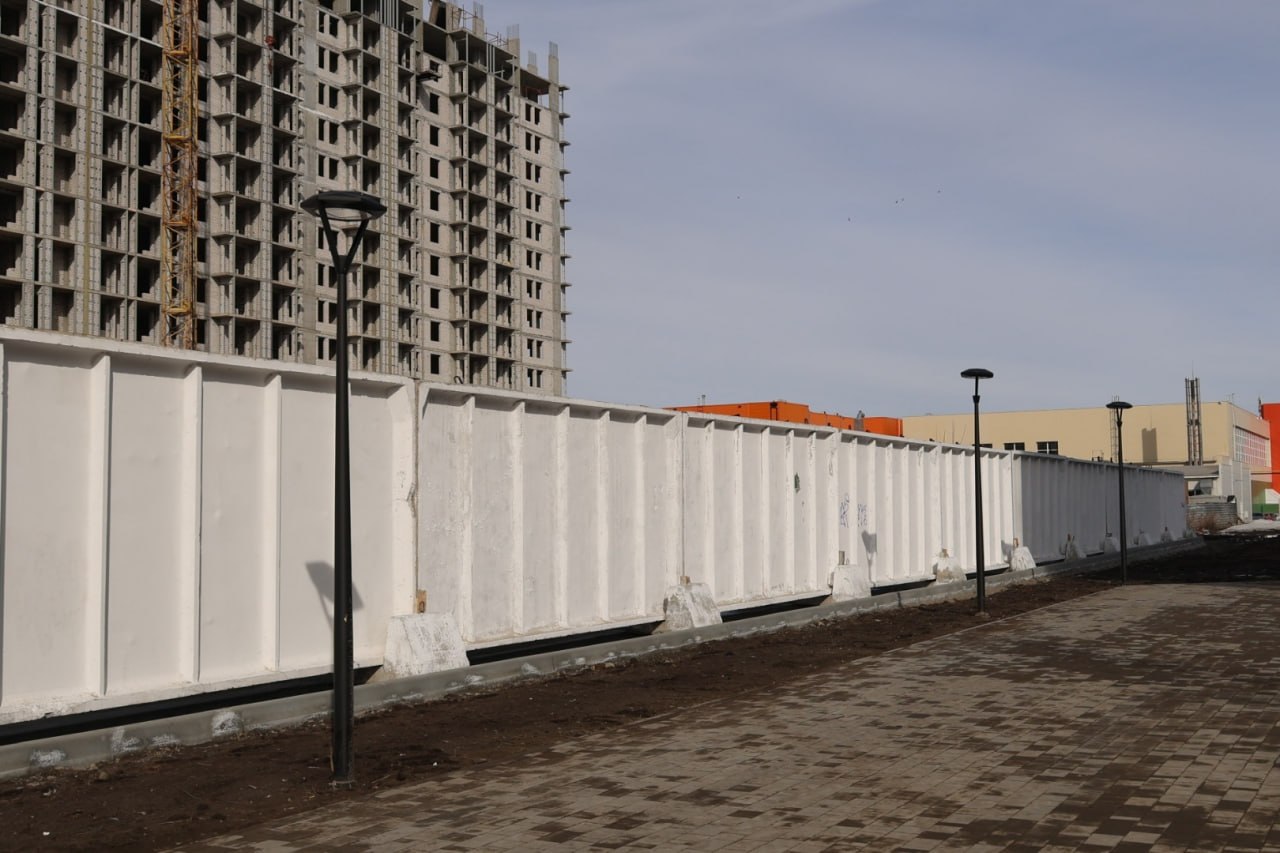 Гаражи, дорожки и елки. Как выглядит территория за ТЦ "Европа" в Барнауле после зимы Гаражи, дорожки и елки. Как выглядит территория за ТЦ "Европа" в Барнауле после зимы