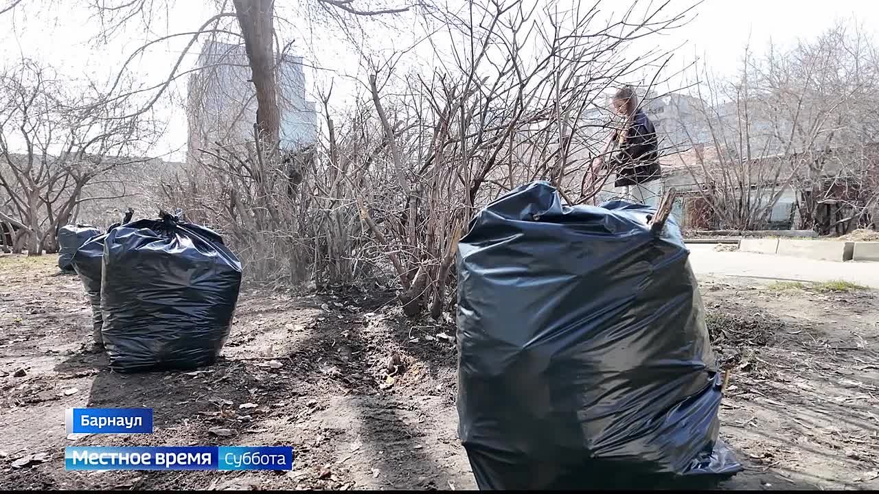 Более 8 тысяч жителей Барнаула вышли на улицы, взяв в руки грабли, мётлы и лопаты