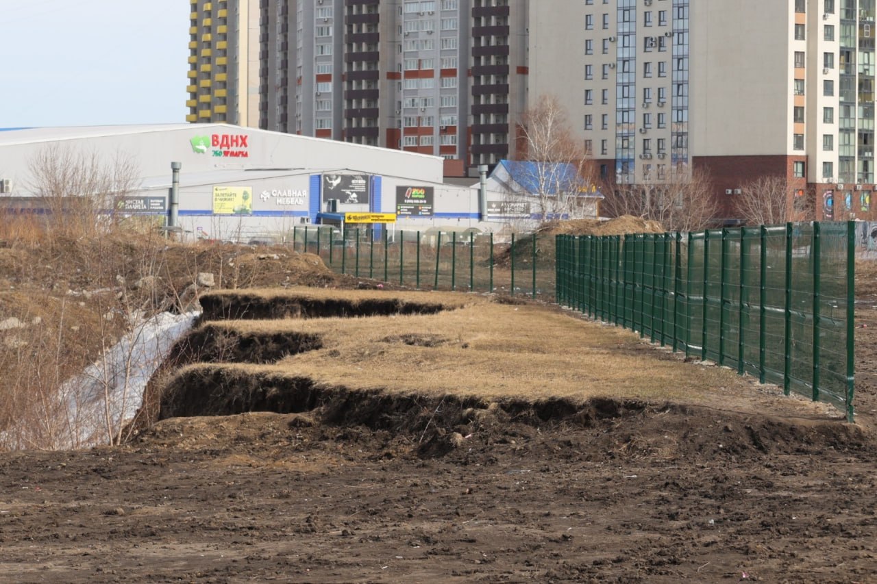 Гаражи, дорожки и елки. Как выглядит территория за ТЦ "Европа" в Барнауле после зимы Гаражи, дорожки и елки. Как выглядит территория за ТЦ "Европа" в Барнауле после зимы