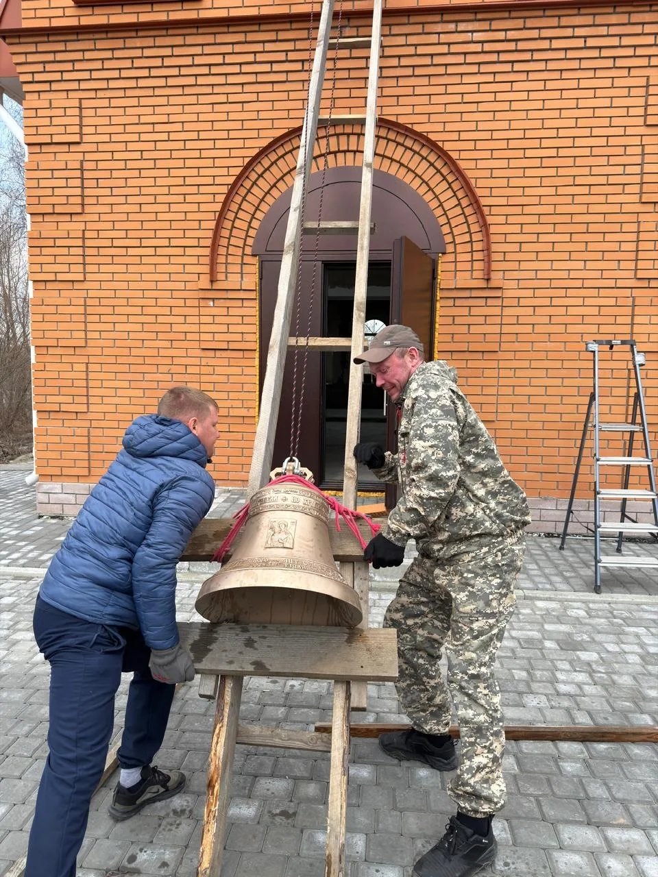 барнаульском поселке Затон освятили колокола для храма Марии Магдалины барнаульском поселке Затон освятили колокола для храма Марии Магдалины