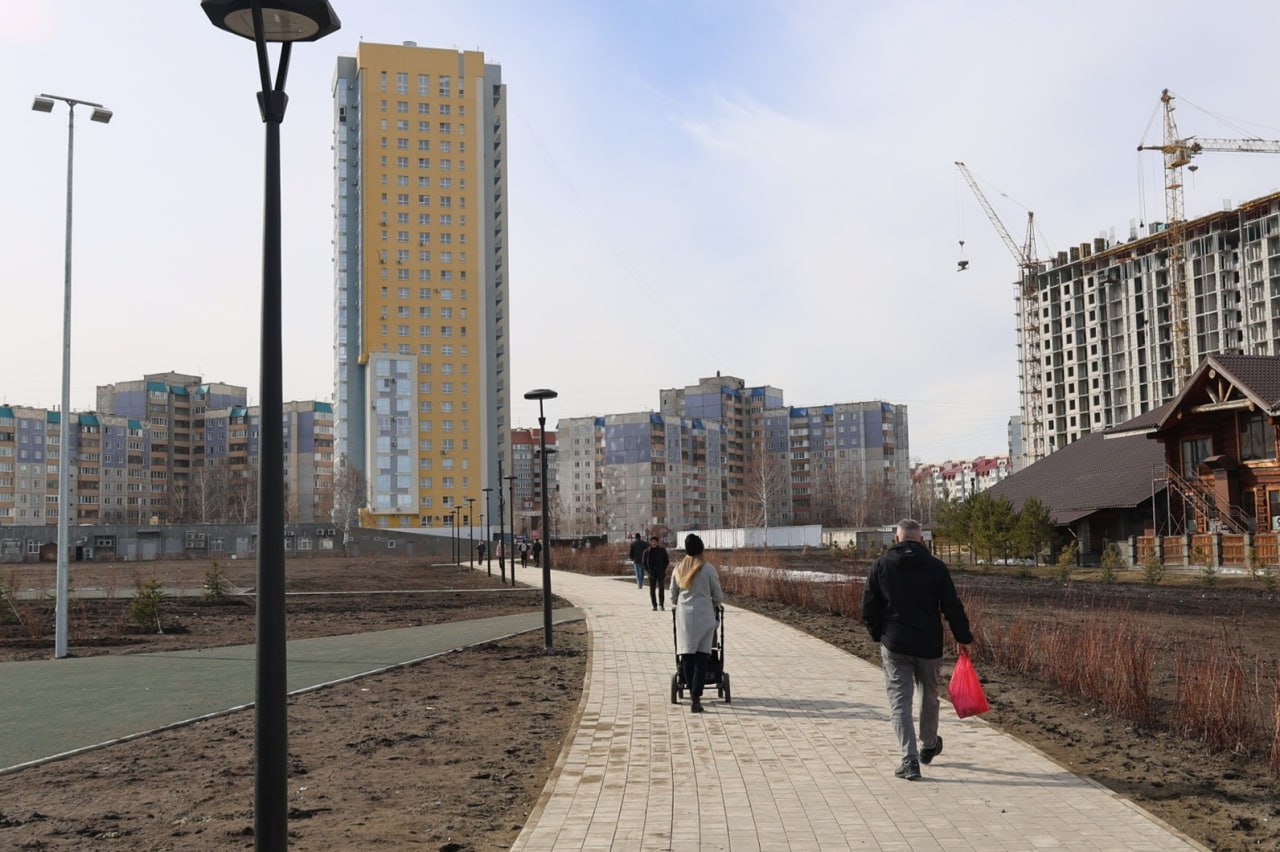 Гаражи, дорожки и елки. Как выглядит территория за ТЦ "Европа" в Барнауле после зимы Гаражи, дорожки и елки. Как выглядит территория за ТЦ "Европа" в Барнауле после зимы