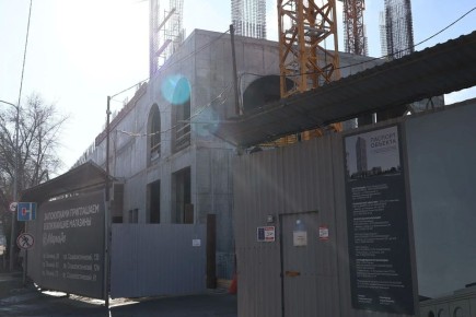 Здание нового ЦУМа в центре Барнауле продолжает расти