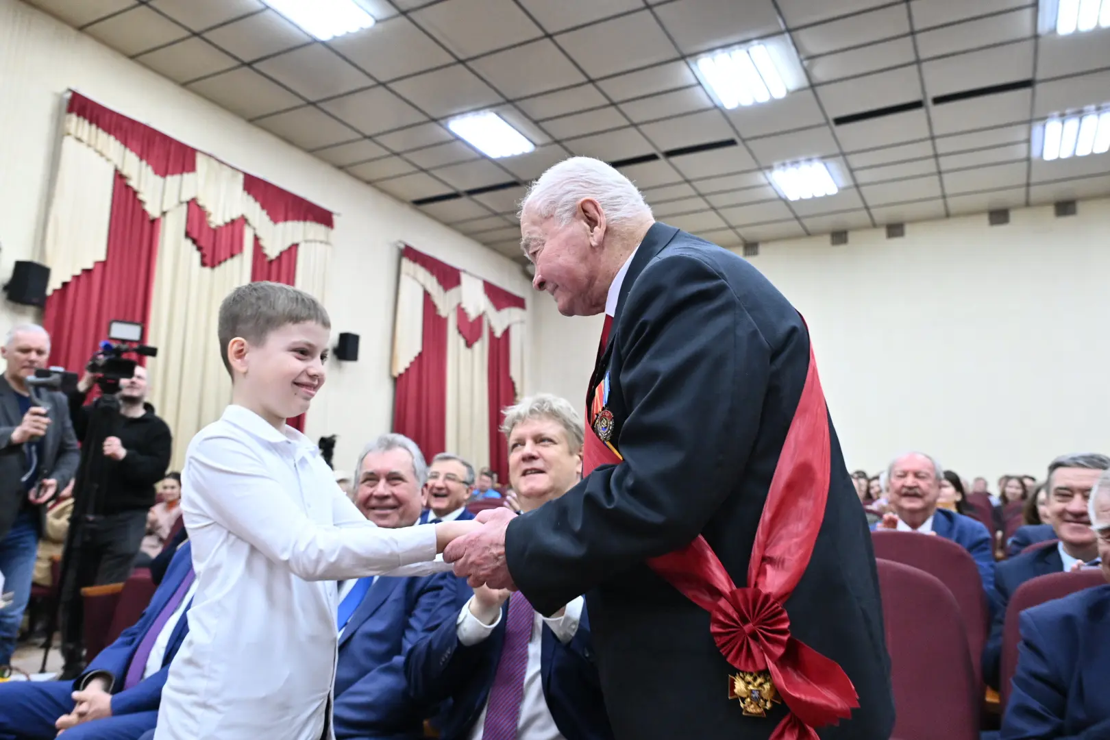 В Алтайском крае поздравили знаменитого ученого Геннадия Саковича с 95-летием В Алтайском крае поздравили знаменитого ученого Геннадия Саковича с 95-летием