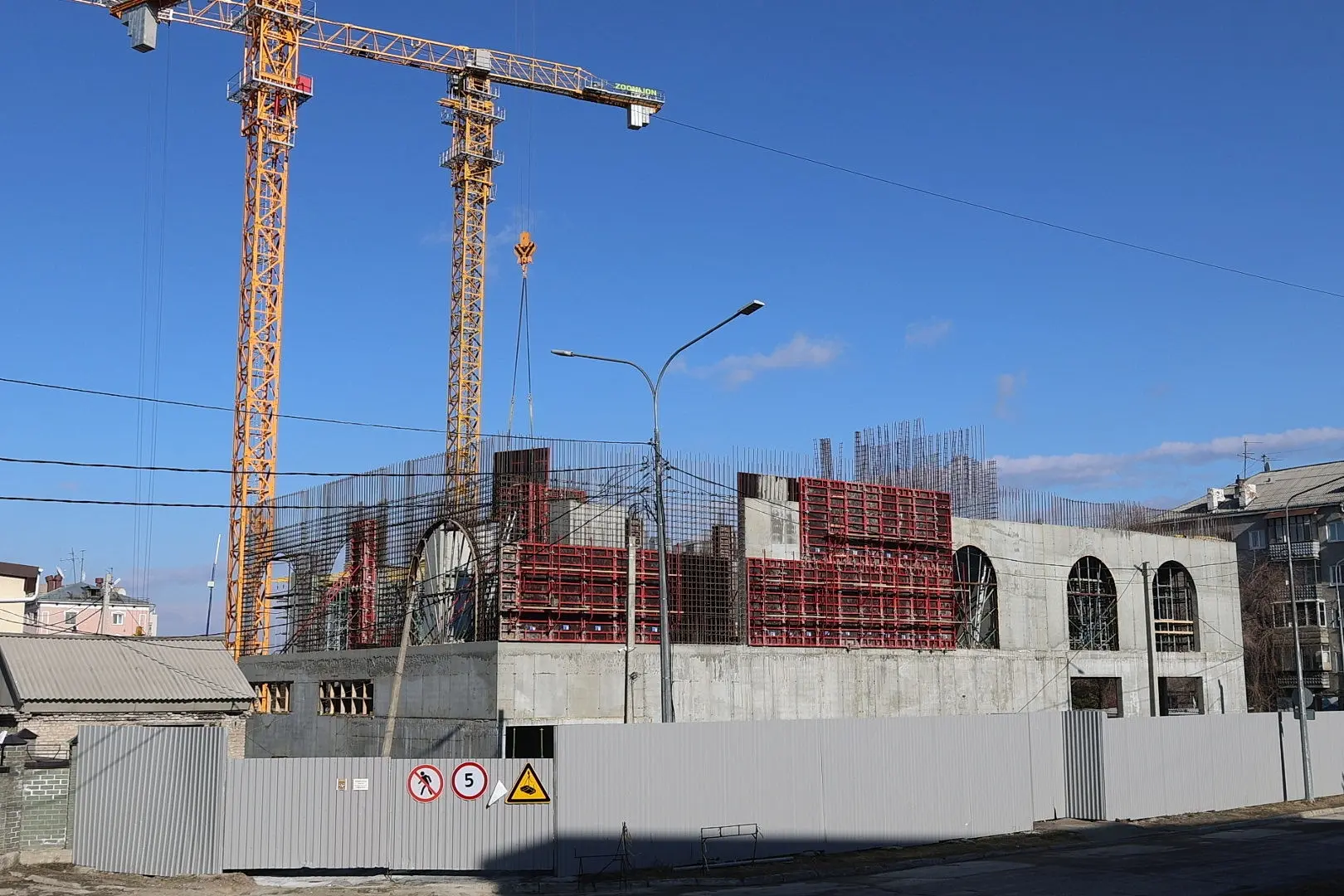 Здание нового ЦУМа в центре Барнауле продолжает расти Здание нового ЦУМа в центре Барнауле продолжает расти