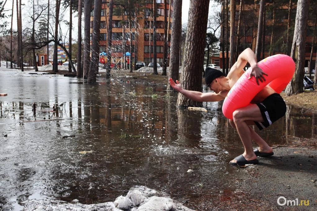 «Чем вам не Бали?» Житель Новосибирска искупался в гигантской луже посреди города «Чем вам не Бали?» Житель Новосибирска искупался в гигантской луже посреди города