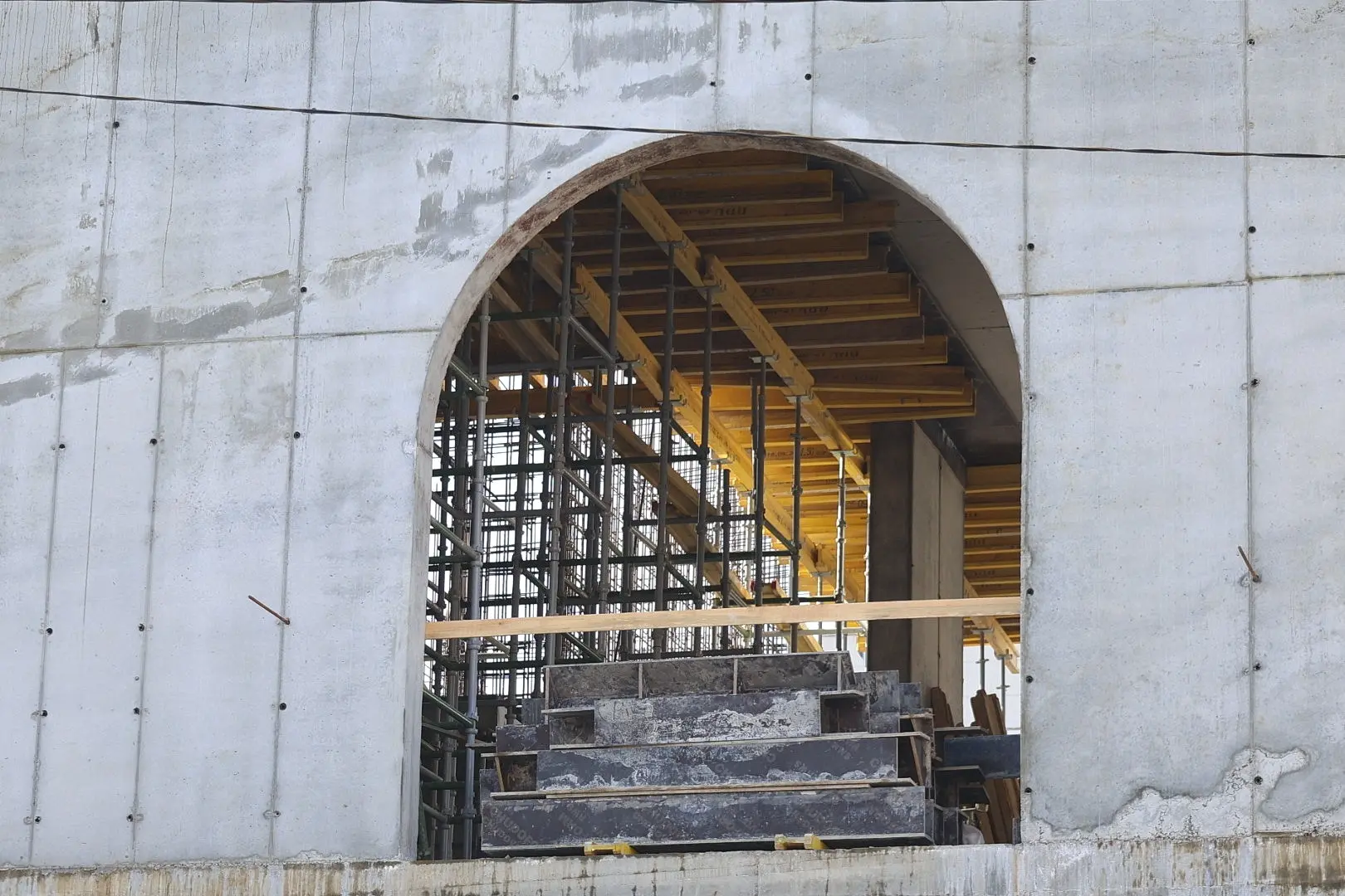 Здание нового ЦУМа в центре Барнауле продолжает расти Здание нового ЦУМа в центре Барнауле продолжает расти