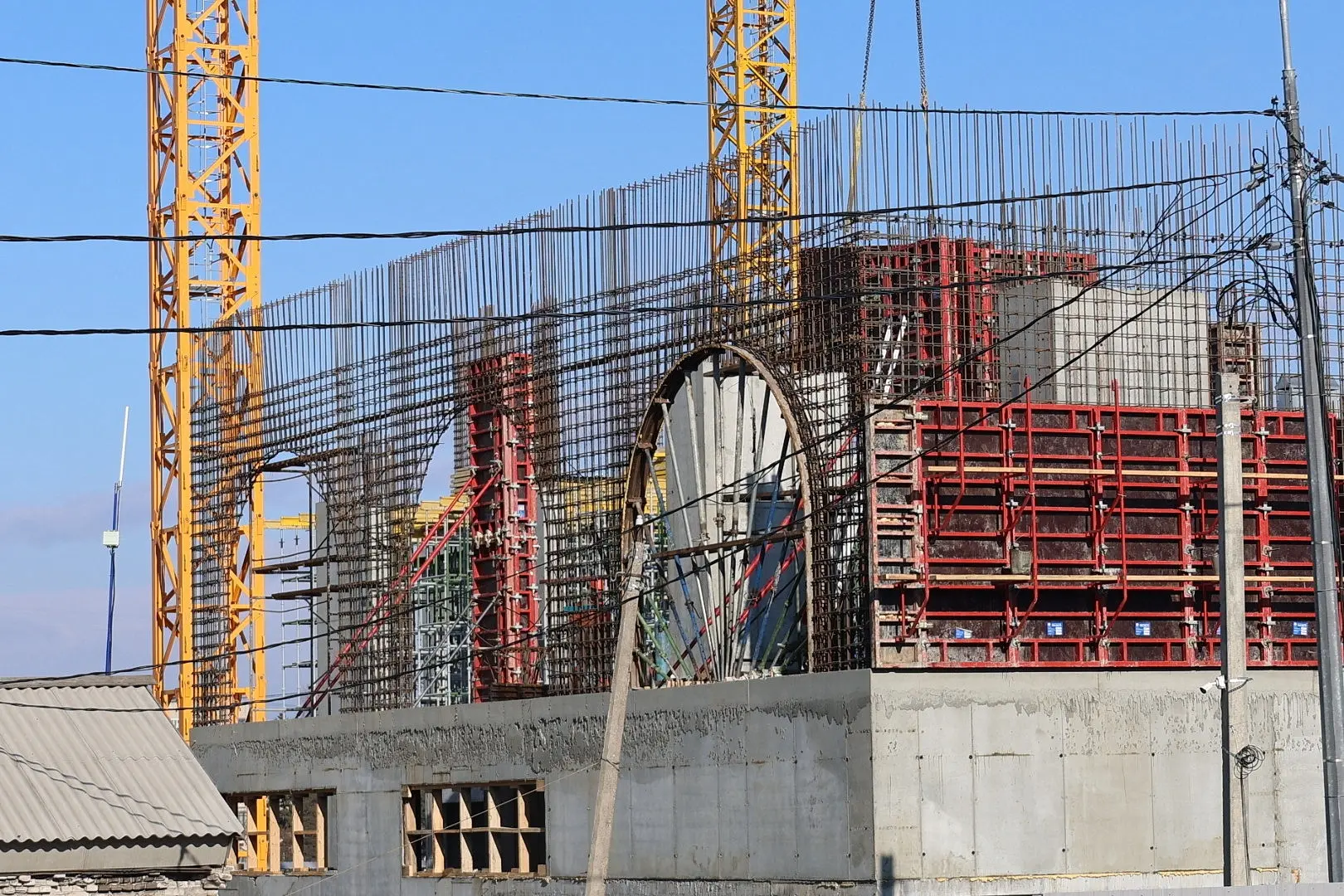 Здание нового ЦУМа в центре Барнауле продолжает расти Здание нового ЦУМа в центре Барнауле продолжает расти