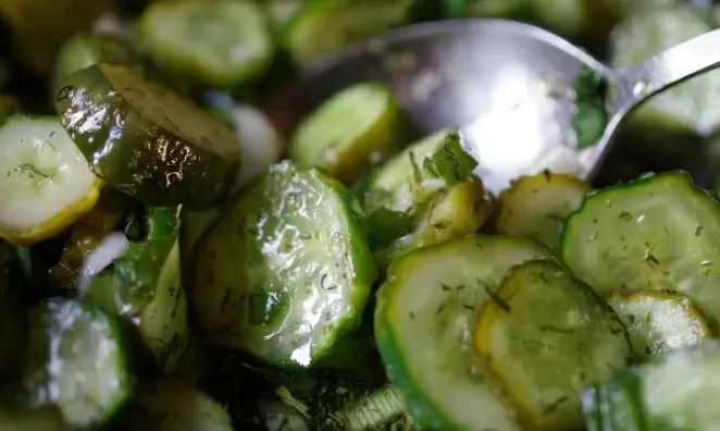 Как быстро и легко приготовить малосольные огурцы: оригинальный способ за 10 минут