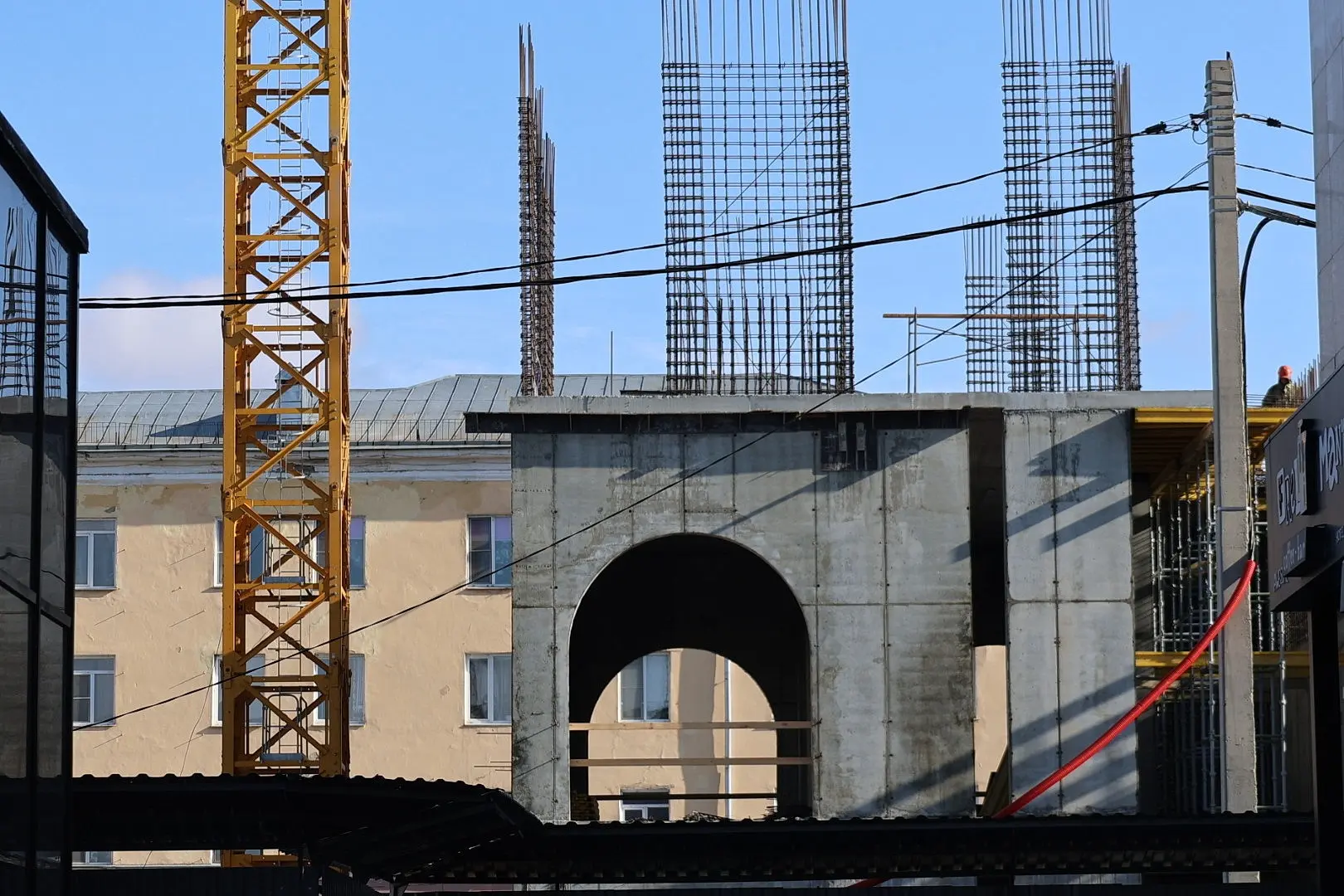 Здание нового ЦУМа в центре Барнауле продолжает расти Здание нового ЦУМа в центре Барнауле продолжает расти