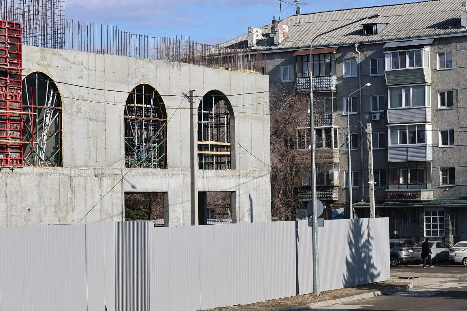 Здание нового ЦУМа в центре Барнауле продолжает расти Здание нового ЦУМа в центре Барнауле продолжает расти