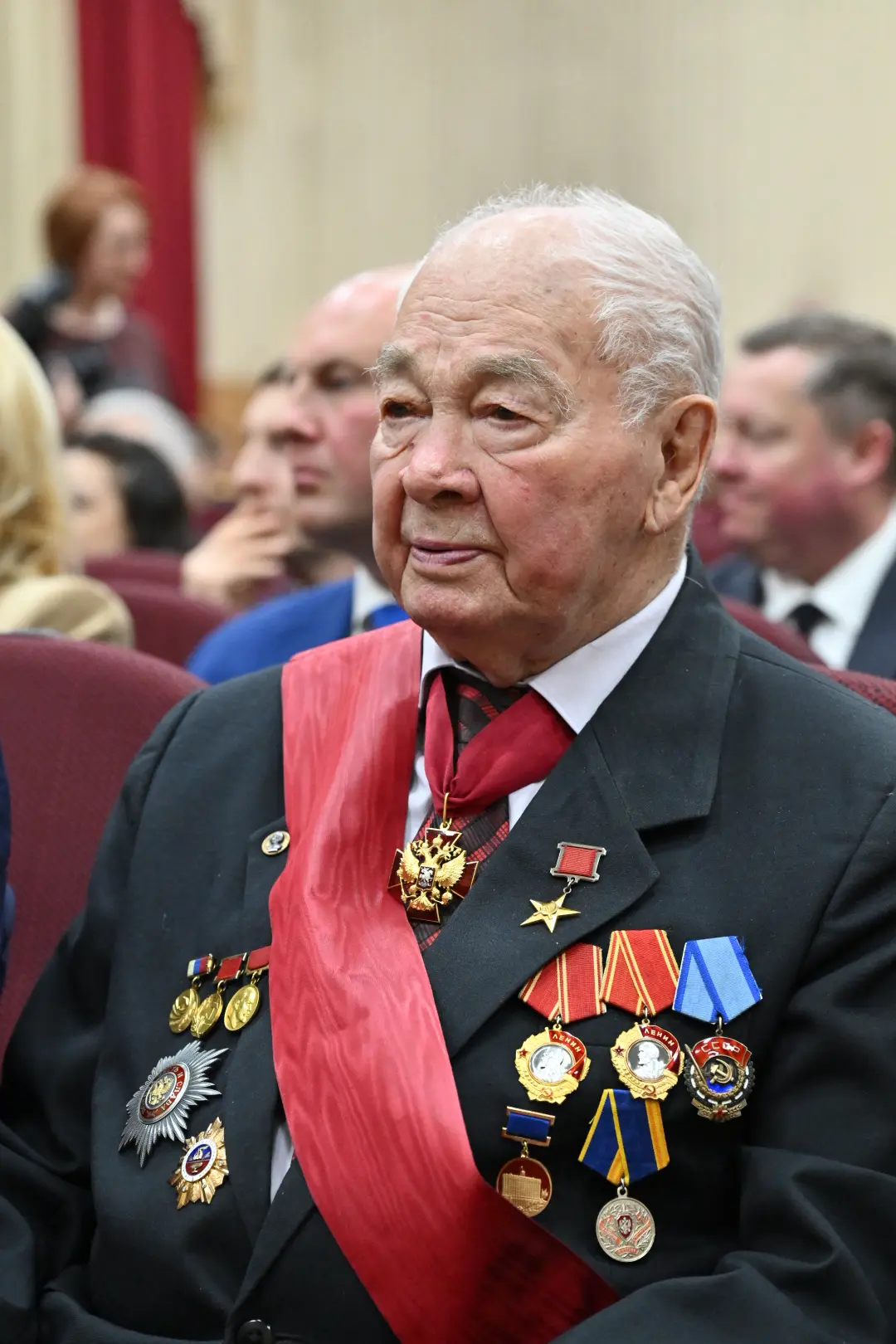 В Алтайском крае поздравили знаменитого ученого Геннадия Саковича с 95-летием