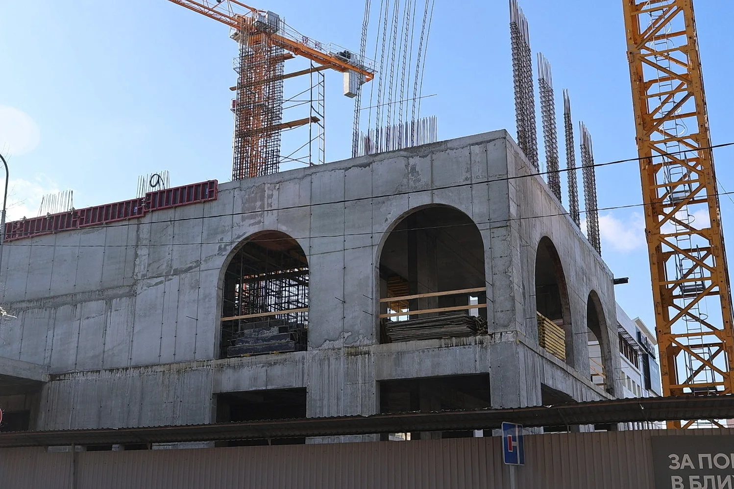 Здание нового ЦУМа в центре Барнауле продолжает расти Здание нового ЦУМа в центре Барнауле продолжает расти