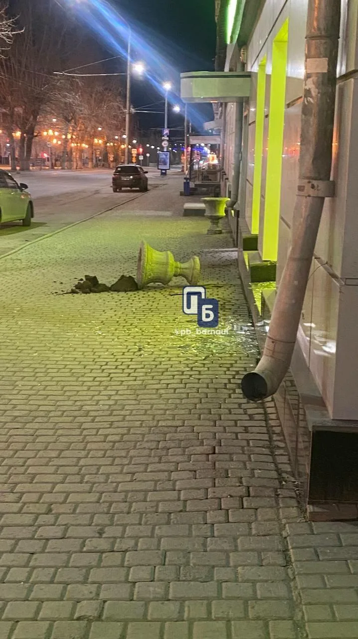 В Барнауле неизвестный мужчина разбил все окна в офисе банка на проспекте Ленина, 45, сообщает "Подслушано Барнаул"