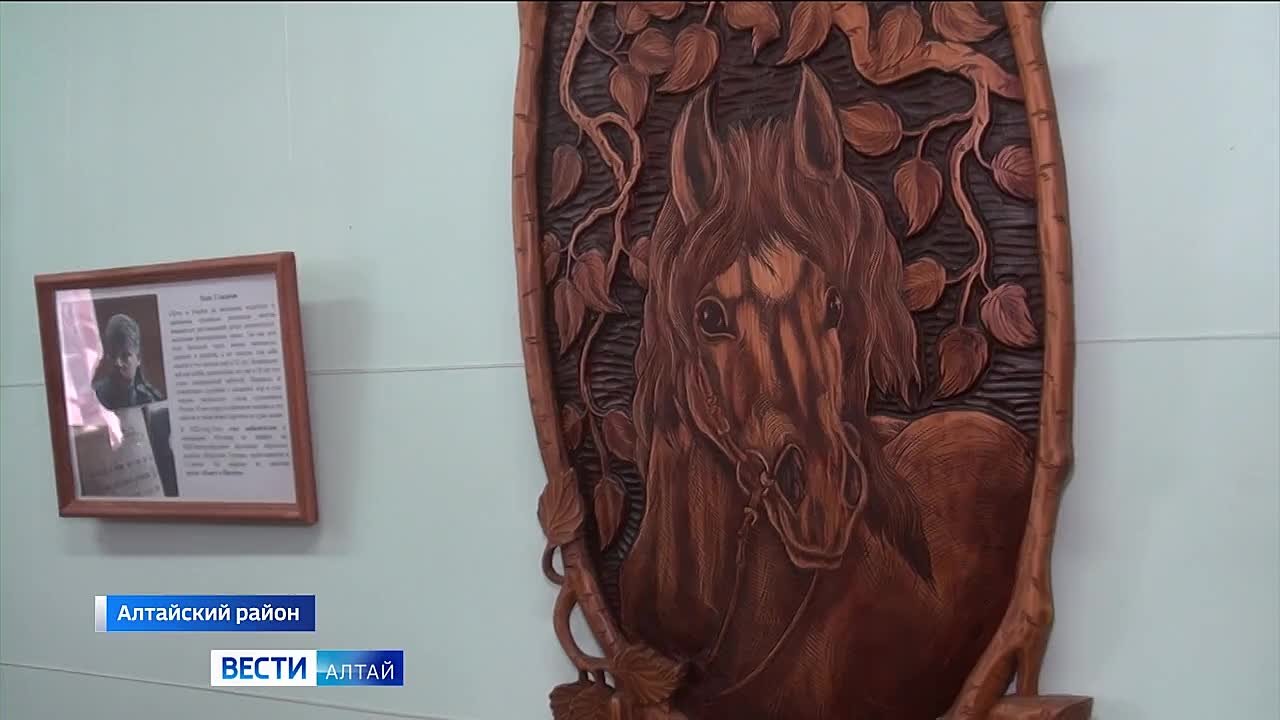 В Алтайском районном краеведческом музее работает персональная выставка резчика по дереву Олега Гладкова