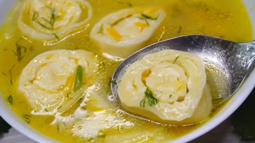 Сытный куриный суп с сырными рулетиками из доступных продуктов