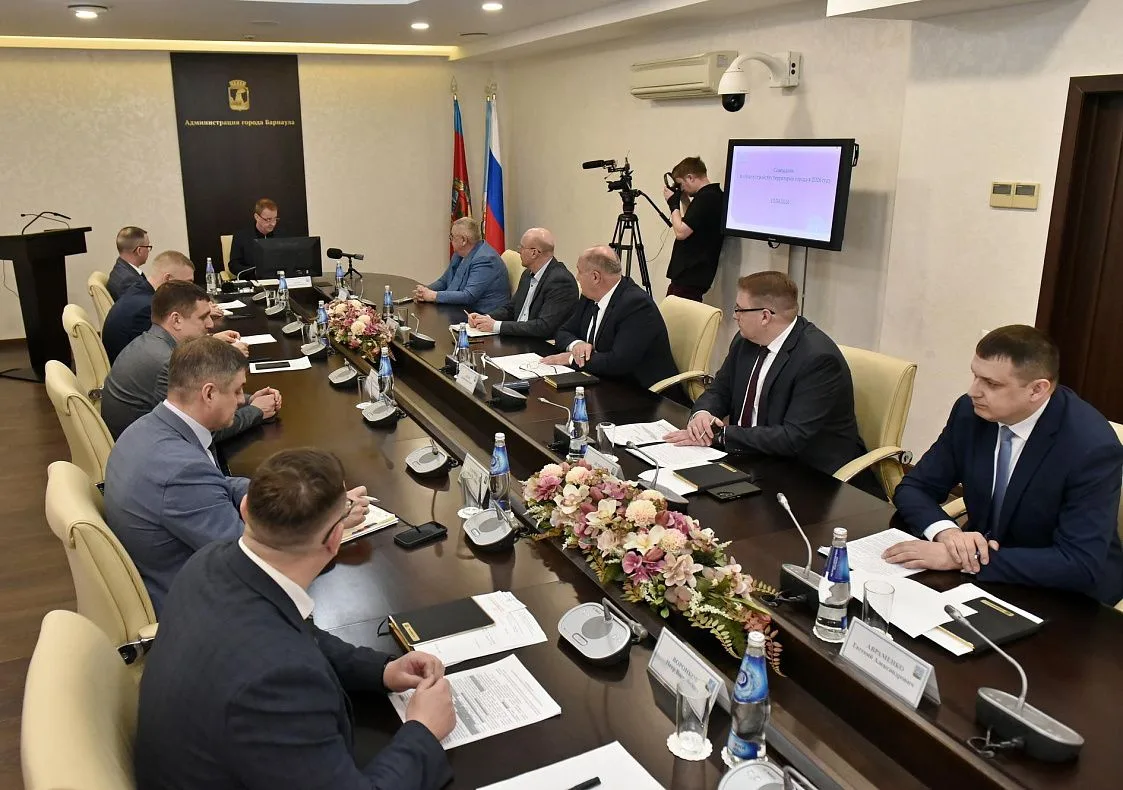Благоустройство города в весенне-летний период обсудили в администрации Барнаула