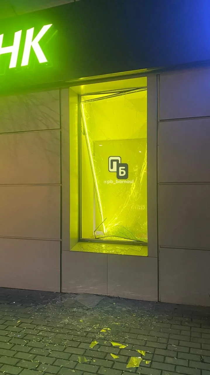 В Барнауле неизвестный мужчина разбил все окна в офисе банка на проспекте Ленина, 45, сообщает "Подслушано Барнаул" В Барнауле неизвестный мужчина разбил все окна в офисе банка на проспекте Ленина, 45, сообщает "Подслушано Барнаул"