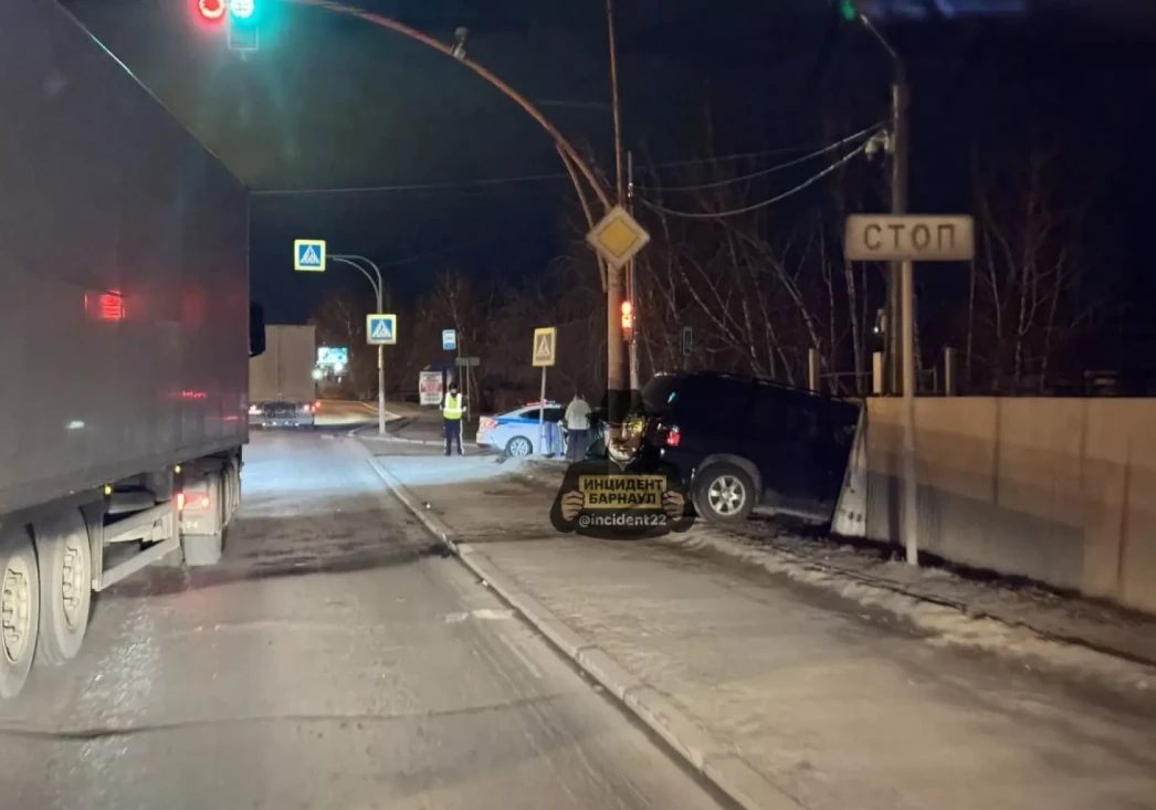 Пьяный водитель кроссовера устроил жесткое ДТП на Павловском тракте в Барнауле Пьяный водитель кроссовера устроил жесткое ДТП на Павловском тракте в Барнауле