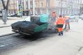 В Барнауле проводят текущий ремонт дорог горячим асфальтобетоном
