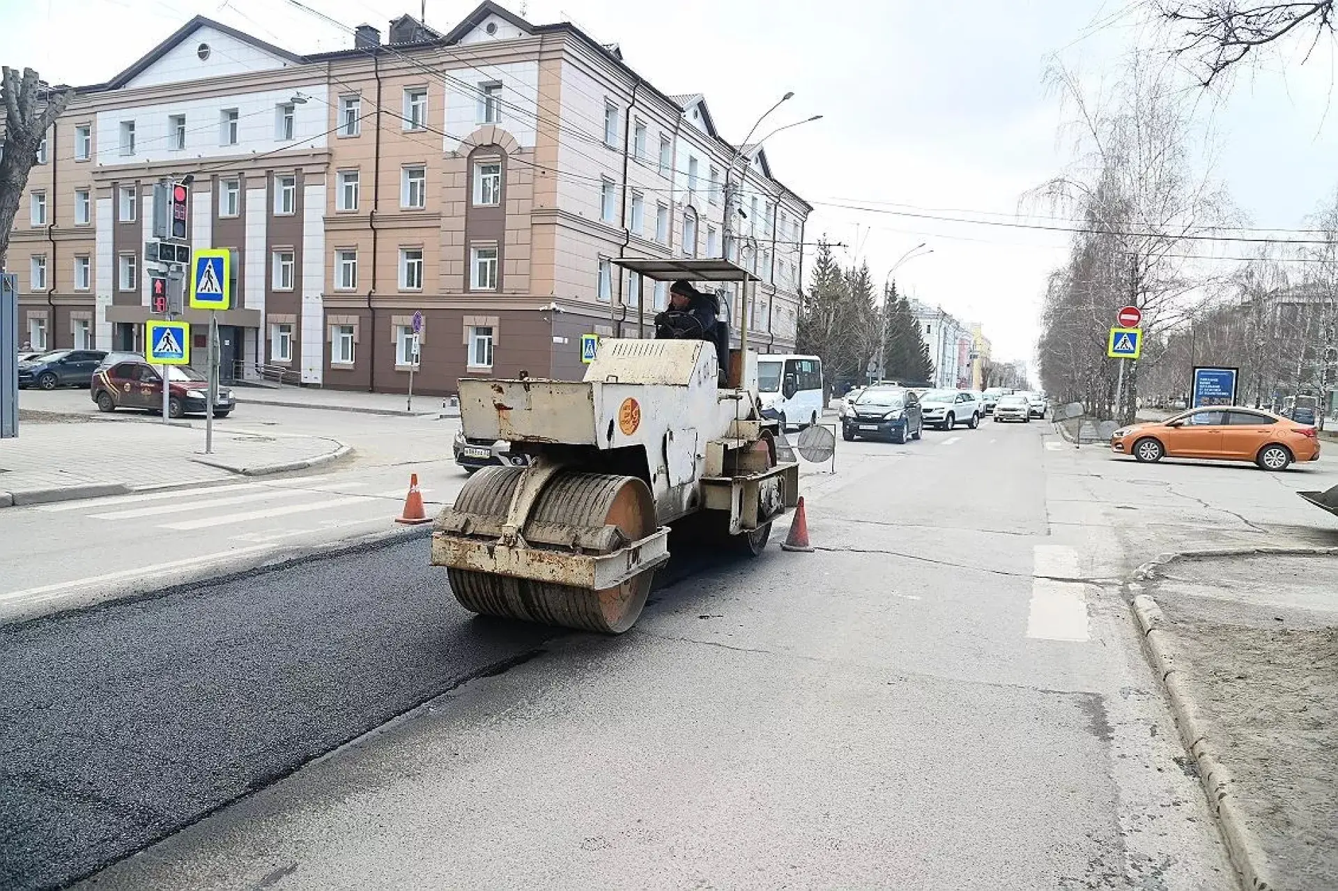 Барнаульские дороги начали ремонтировать горячим асфальтом Барнаульские дороги начали ремонтировать горячим асфальтом